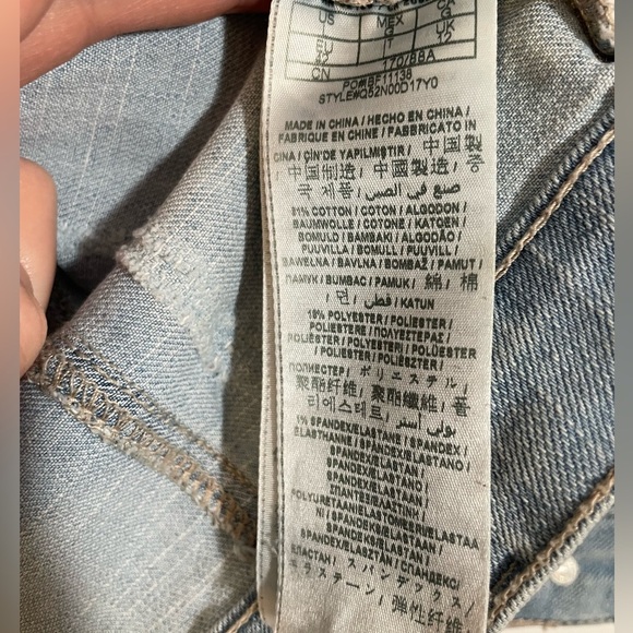 Guess Light Wash Blue Denim Sleeveless Jacket Vest Size L/P Distressed EUC Y2K - Picture 6 of 9